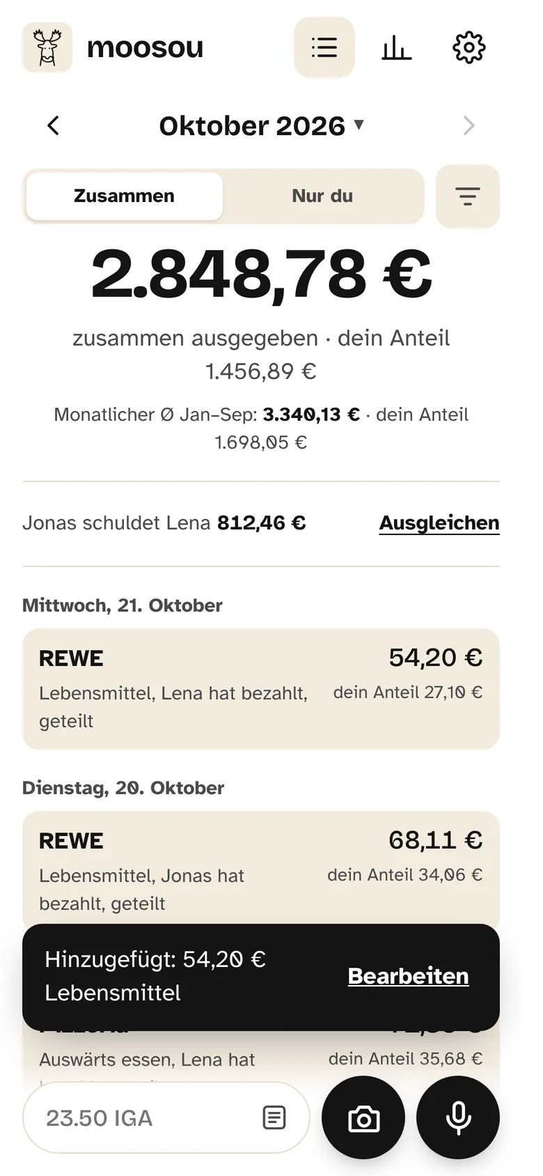 Der neue Eintrag oben in der Liste: REWE, 54,20 €, Lebensmittel, geteilt. Eine Meldung sagt „Hinzugefügt: 54,20 € Lebensmittel“.